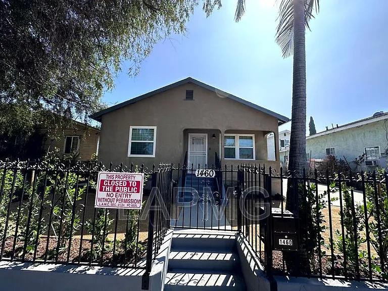 1460 Ricardo St — Photo 32