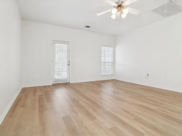 1116 Charleston Ln — Photo 13