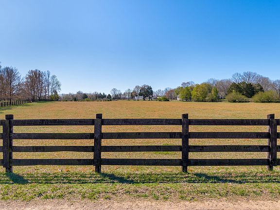 3rd image of 801 Collier Bend Rd