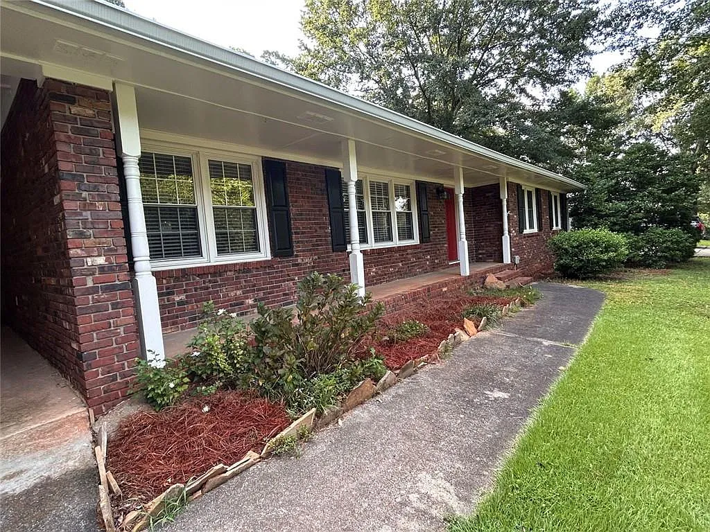 3 bed, 2.0 bath, 1660 sqft, $2,600 — Photo 2