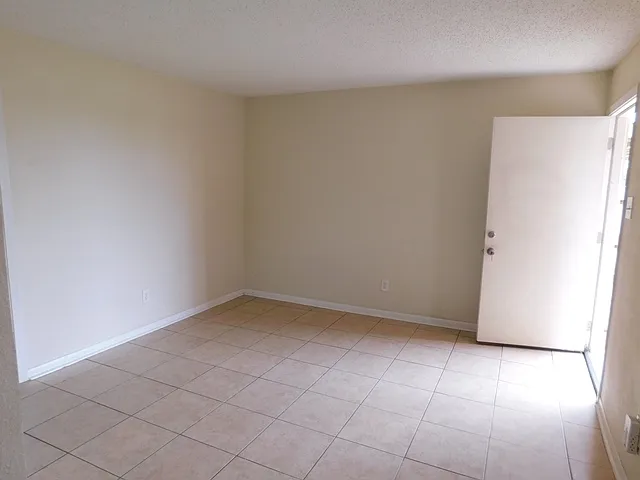 1206 Bundrant Dr — Photo 2