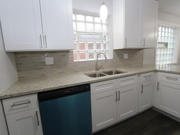 5th image of 9714 S King Dr