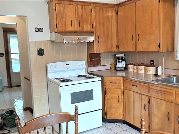 5th image of 2219 Woodlawn Ave