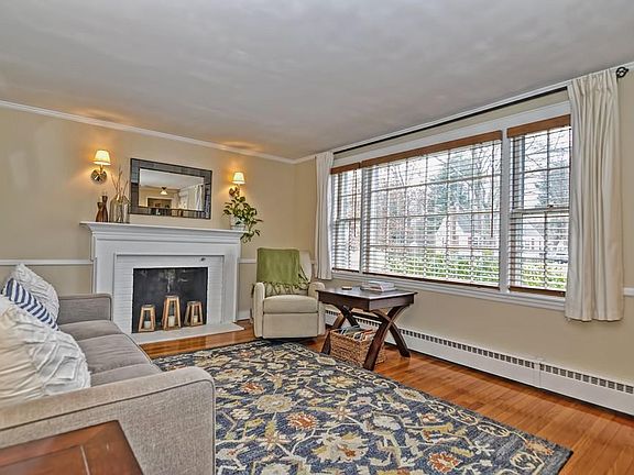 4th image of 8 Eastman Ave
