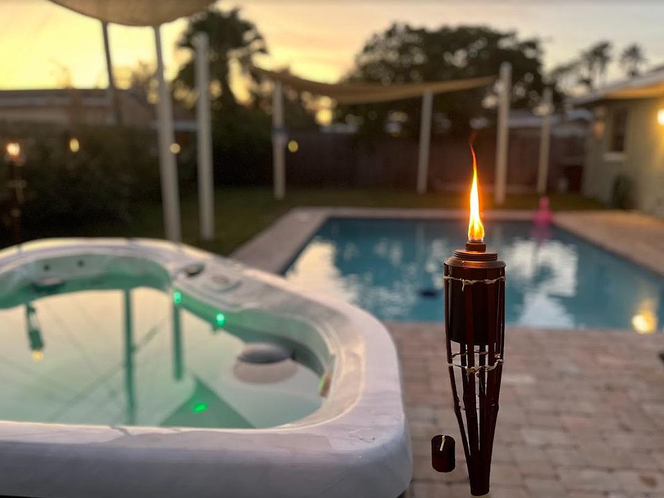 Hottub and tikis by the pool