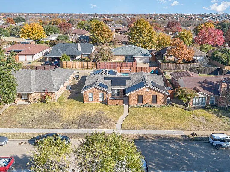 913 Sandhurst Dr — Photo 33