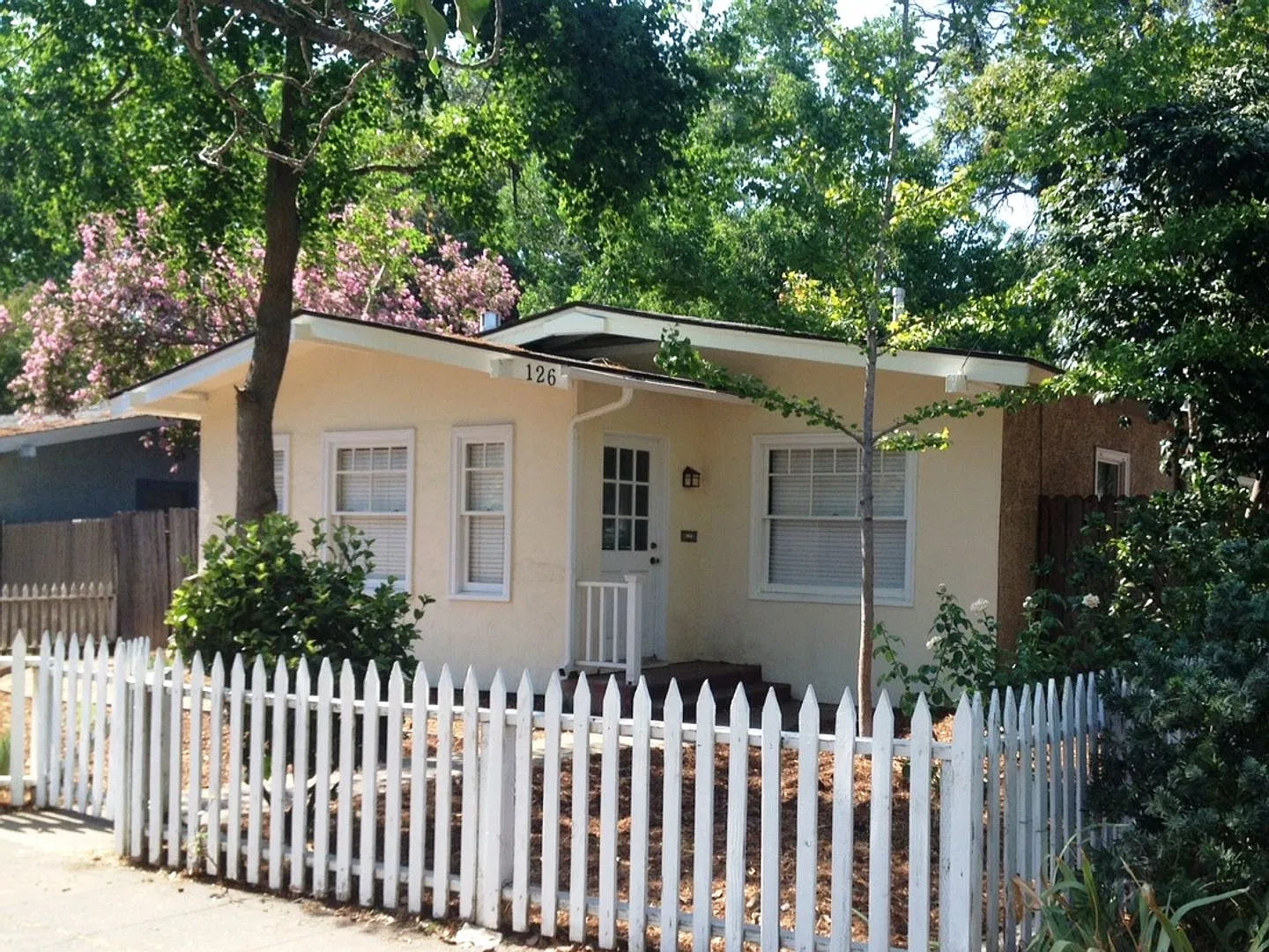 Adorable 2 Bedroom House! — Photo 2
