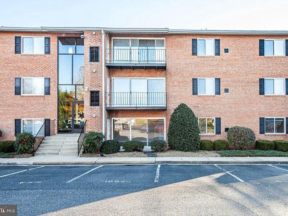 3rd image of 1805 William St Unit 114D