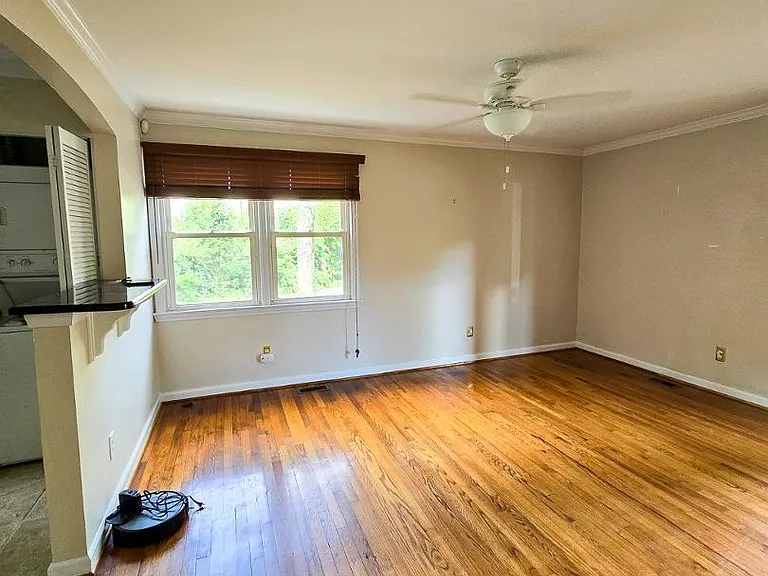 2211 Bernard St — Photo 3