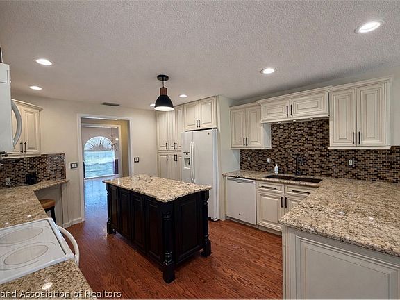 4th image of 2425 Country Club Rd