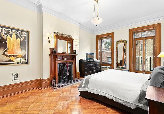 3rd image of 41 W 73rd St APT 3