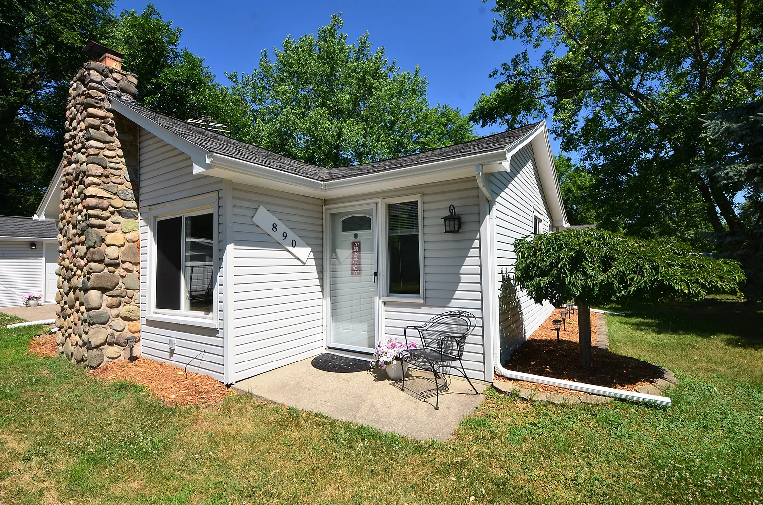 890 Farnsworth Rd W photo 1