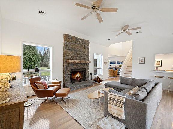 3rd image of 15 Hoover Ct