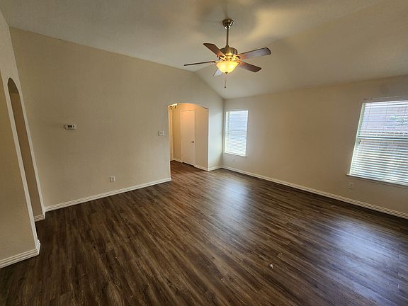 3rd image of 2932 Oakshire St