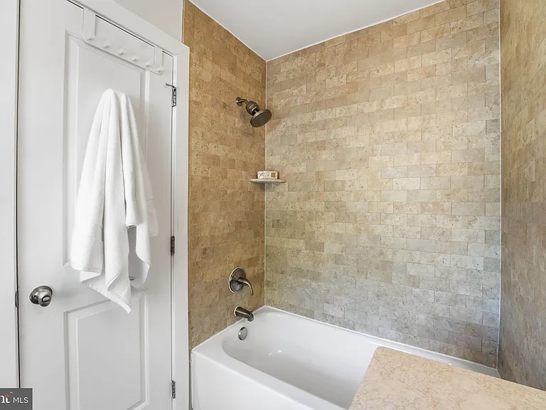 14 S St NE #201 — Photo 16