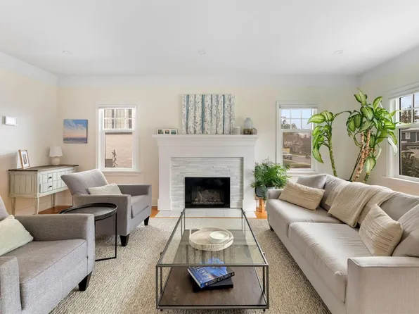 2399 Dalhousie St, Oak Bay, BC V8R 2H5