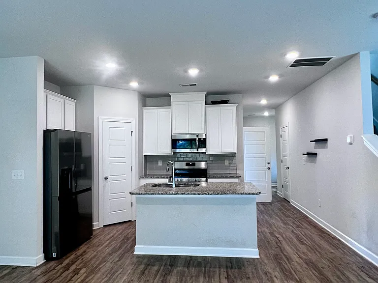 408 Hillrock Ct — Photo 8