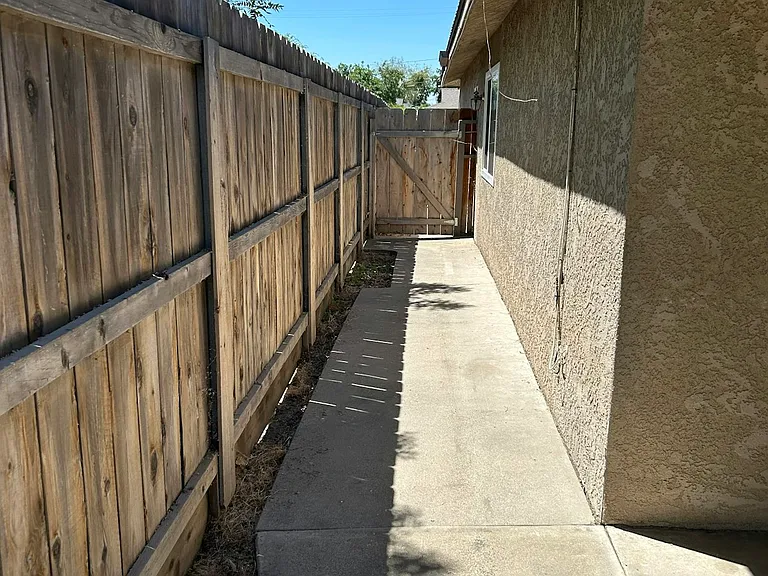 120 W Magnolia Ave — Photo 3
