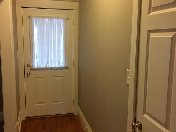 Front door/entry hall w/coat closet