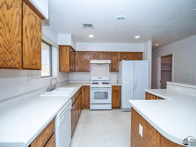 10313 E 38th Pl — Photo 6