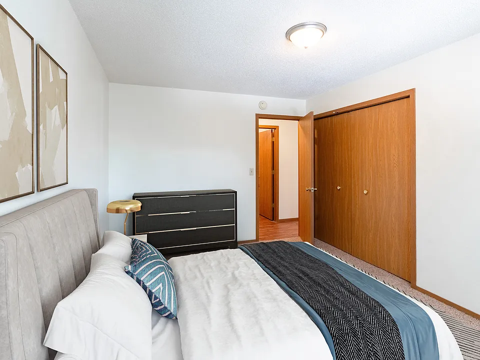 Fargo, ND Rosegate Apartments | 21A | Bedroom