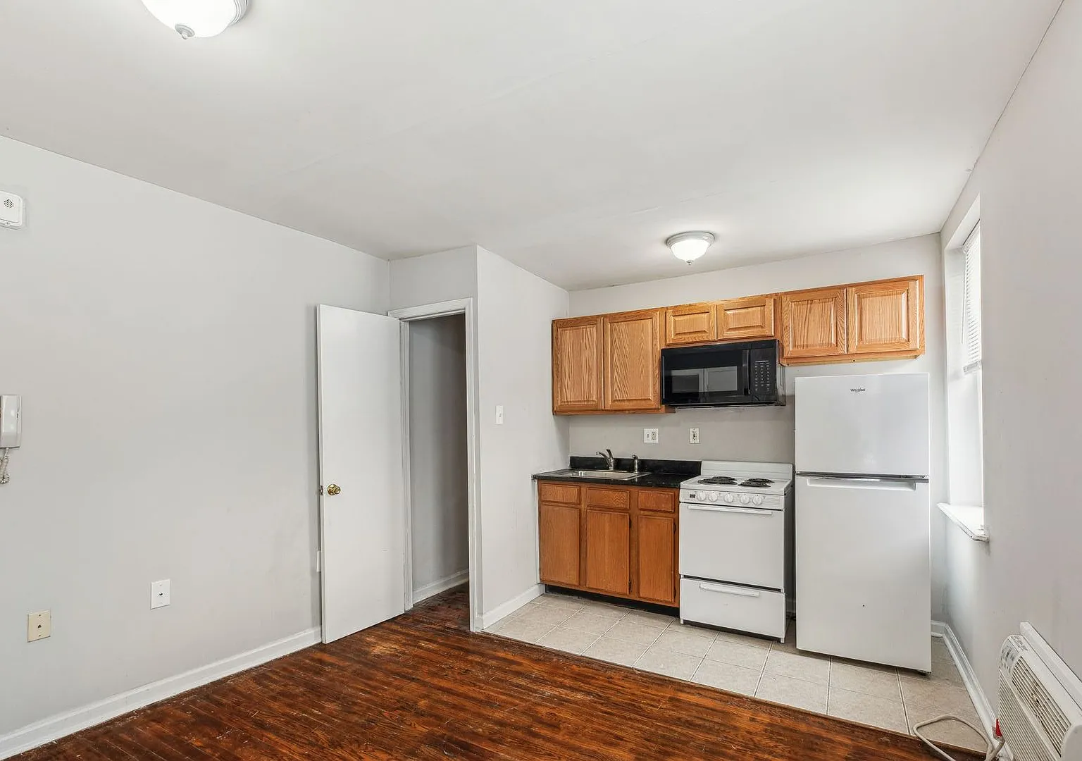 Studio, $990 — Photo 4