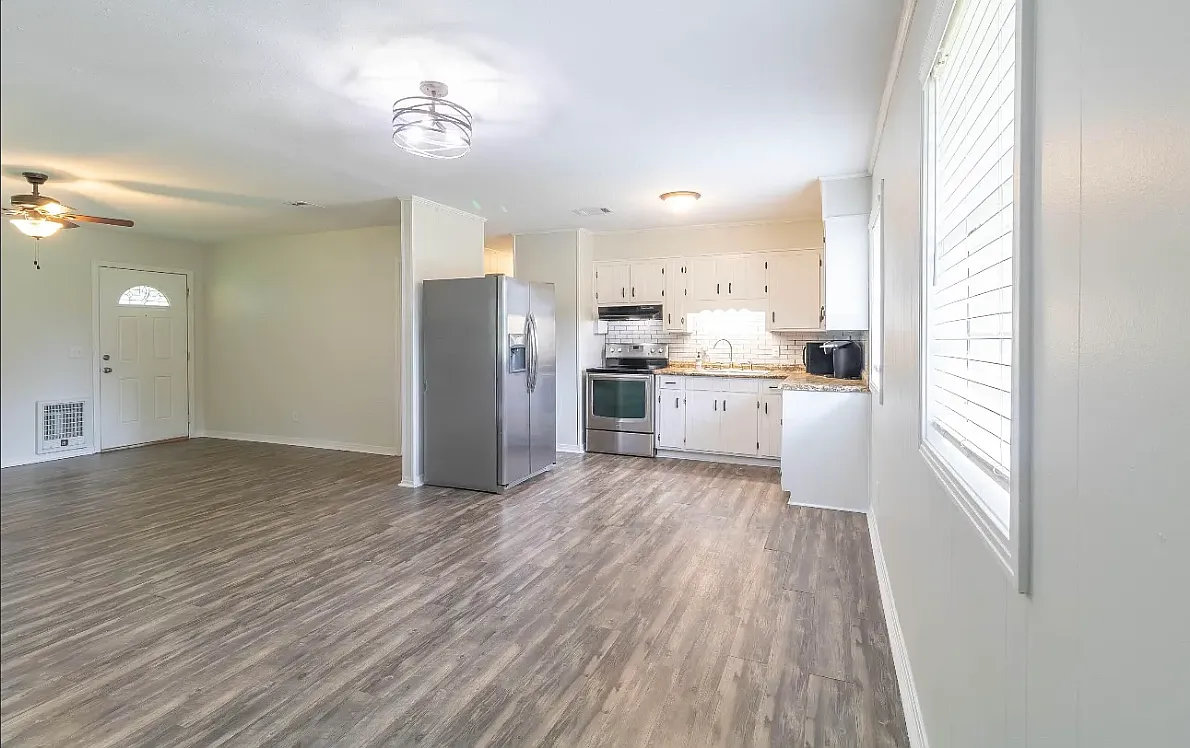 3 bed, 1.5 bath, 1093 sqft, $2,000 — Photo 4