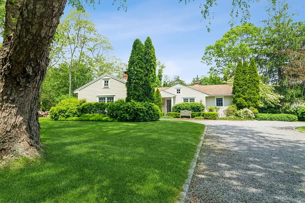 Charming Southampton property close to the village with pool — Photo 1