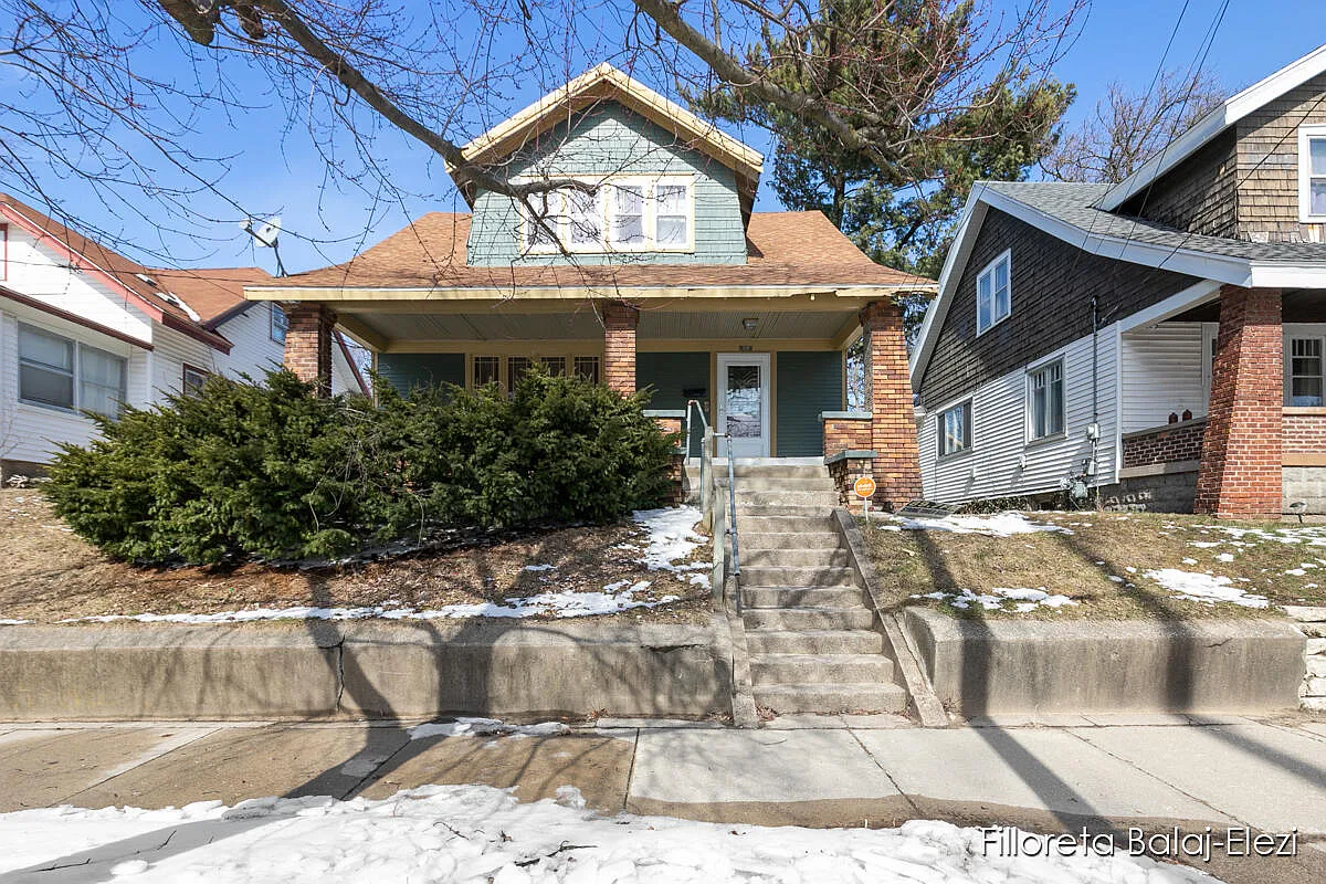 1119 Alexander St SE photo 1