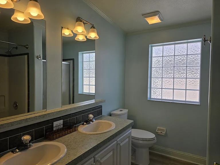 2921 Dupont St S — Photo 21
