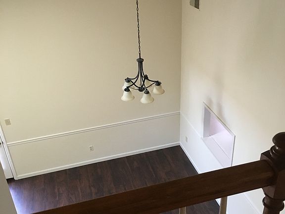 4th image of 403 Eagle Brook Dr