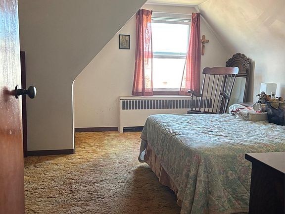 5th image of 22 E Maple Street