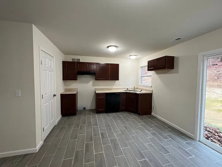 3 Bedroom 2 Bath 2 car garage Home on 5 acres — Photo 6