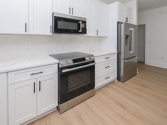 5th image of 613 South Dogwood