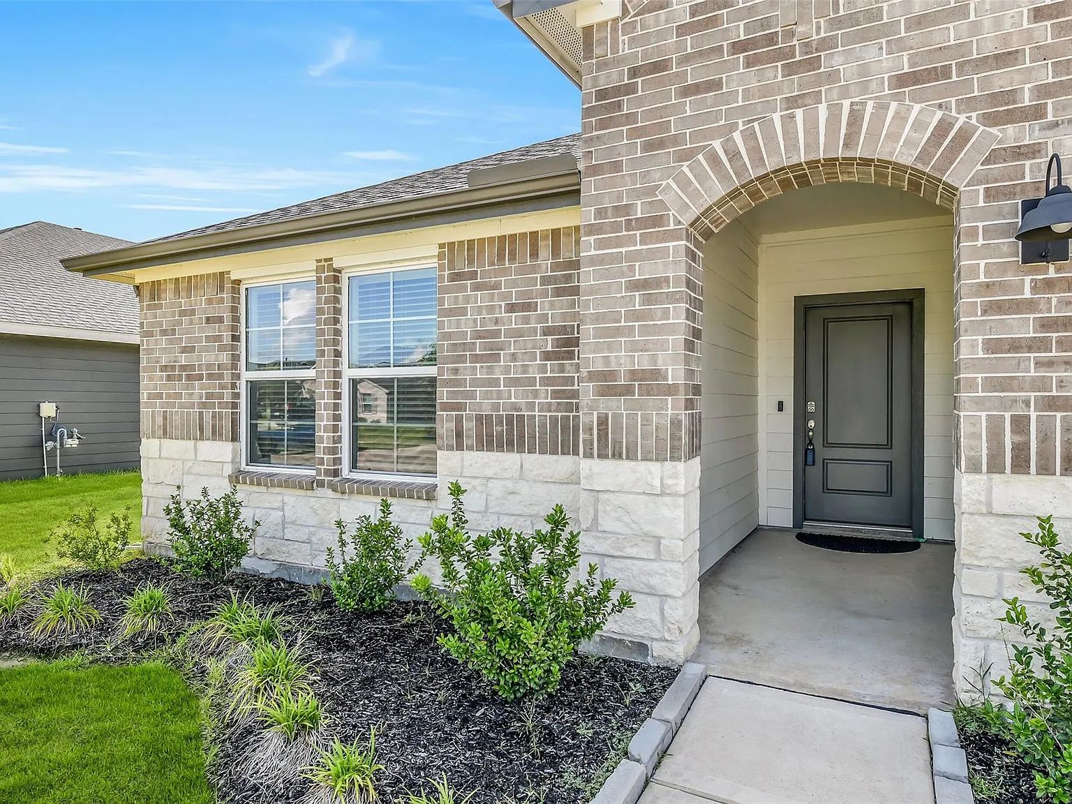 4 bed, 2.0 bath, 2051 sqft, $2,499 — Photo 3