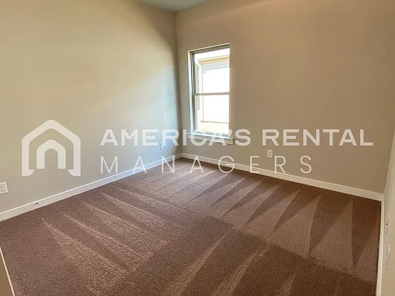 489 Andrew Dr — Photo 10