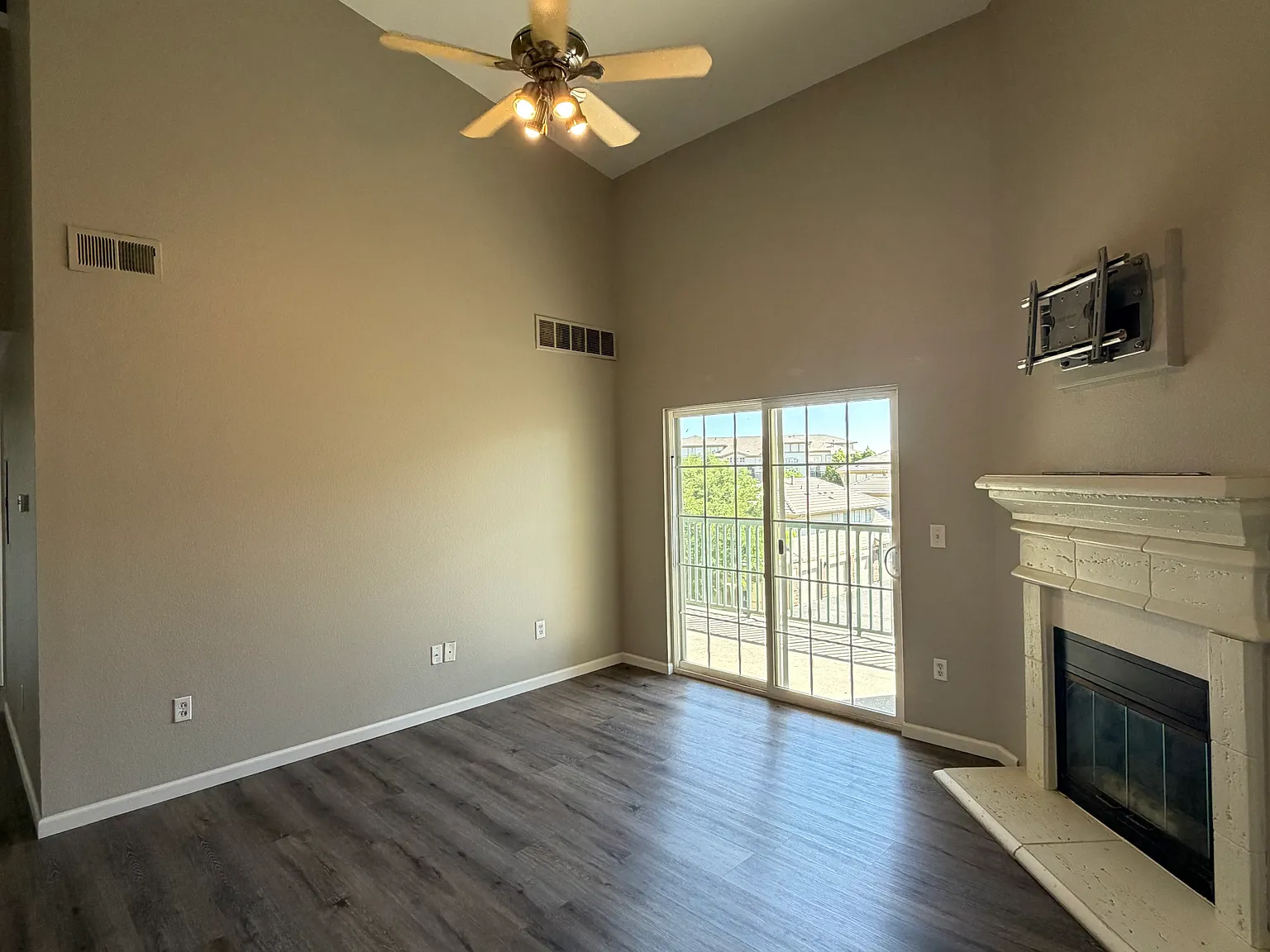 2 bed, 1240 sqft, $2,200 — Photo 2