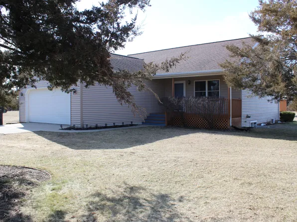 106 Decatur Dr, Cement City, MI 49233
