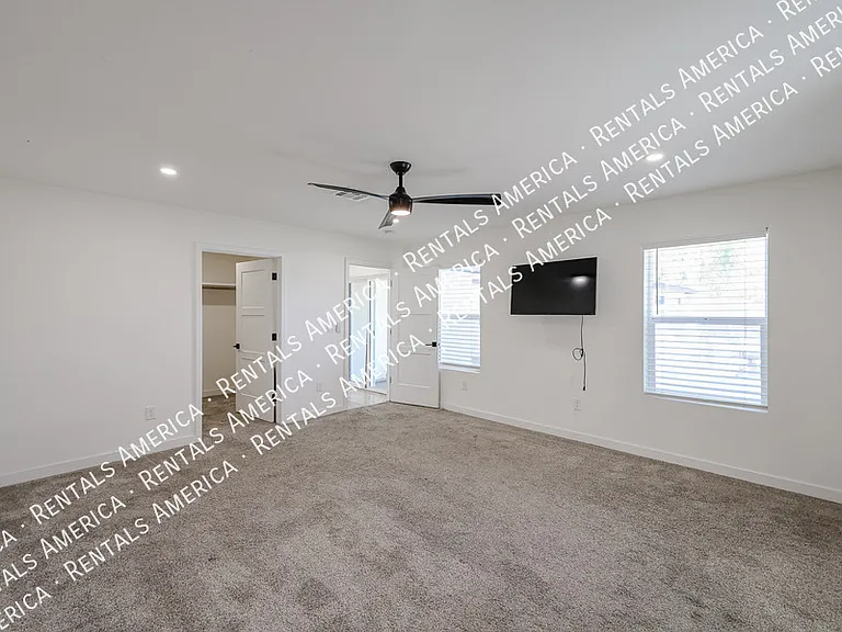 1909 E Indianola Ave — Photo 41