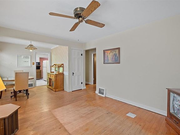 4th image of 7133 Seymour Dr
