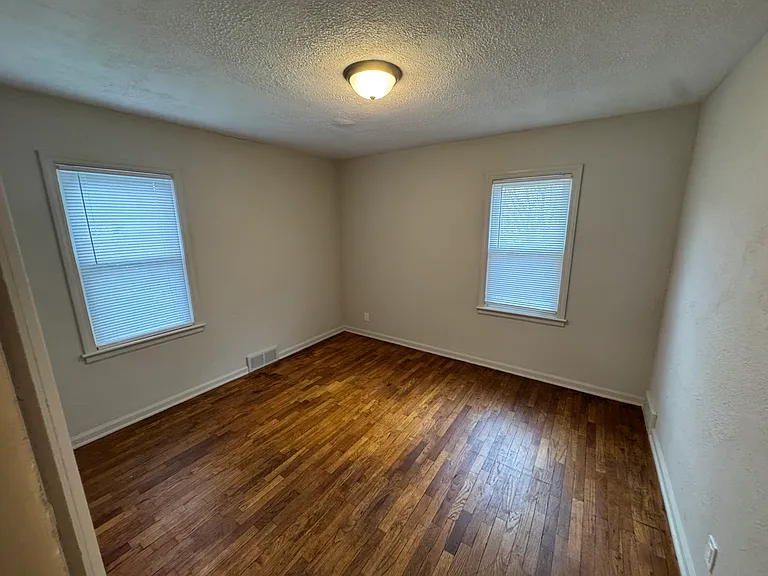 2121 Roberts Ln — Photo 11