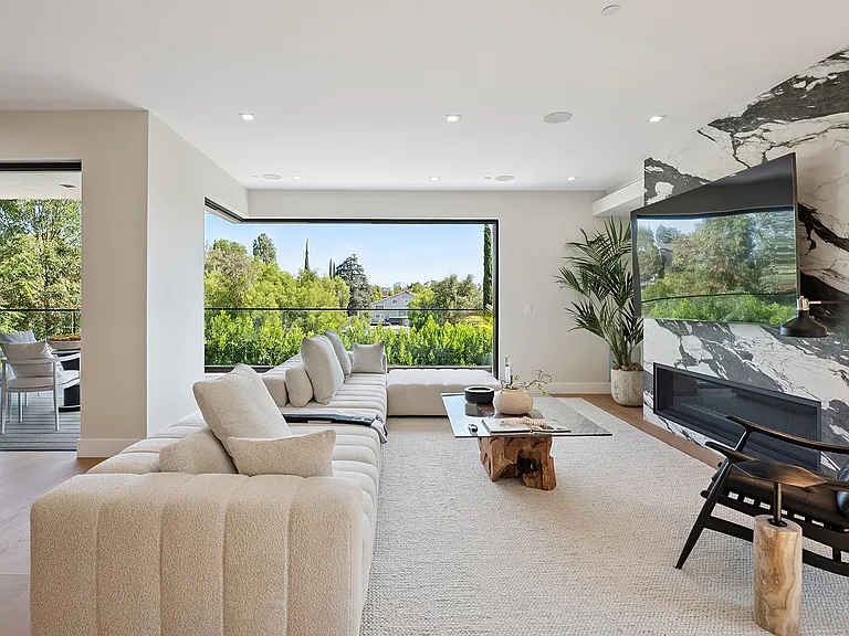 22270 Avenue San Luis — Photo 13