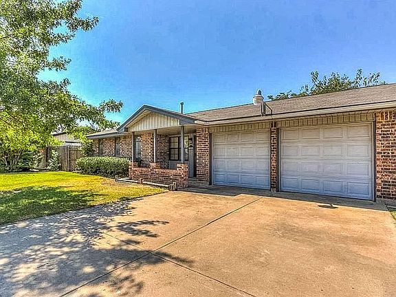 2nd image of 2404 NW Saxon Cir