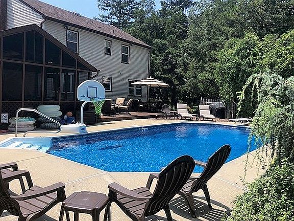 4th image of 14 Lakeview Dr