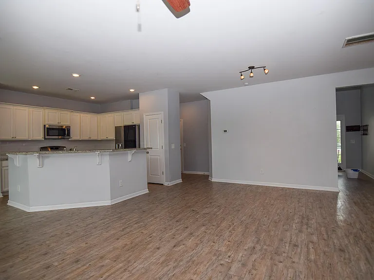 788 Redbud Ln — Photo 2