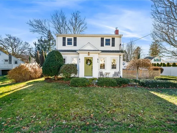 15 Dewey Ave, Tiverton, RI 02878