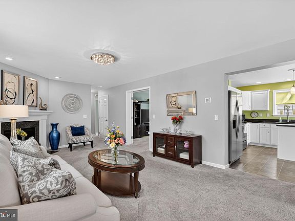 3rd image of 411 Honeysuckle Ln