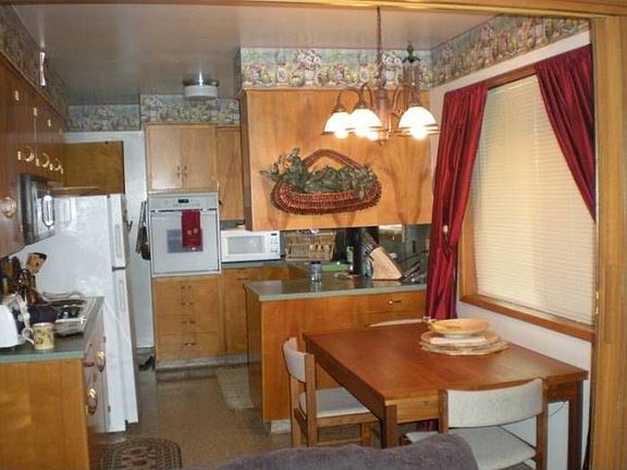 dining area/kitchen