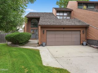 201 Circle Hills Dr, Grand Forks, ND 58201