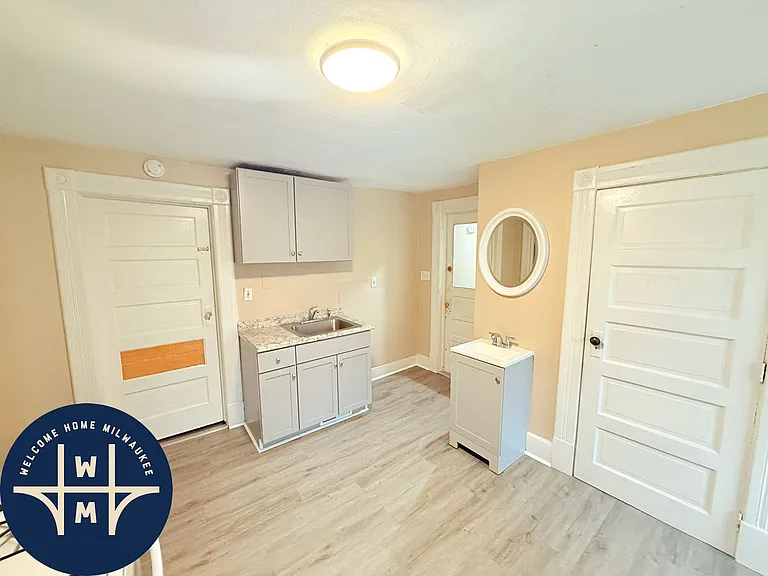 1720A N Astor St — Photo 3